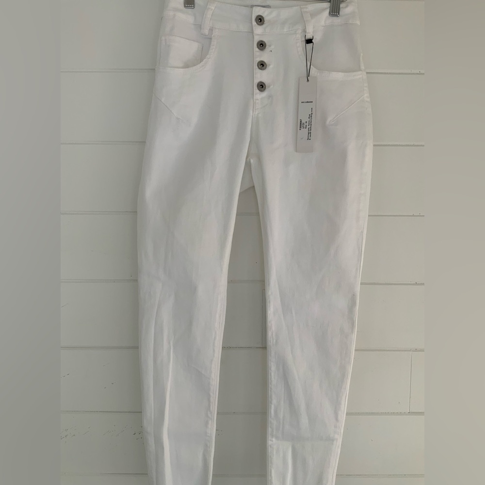 White Aviv Bevy Flogs…NWT